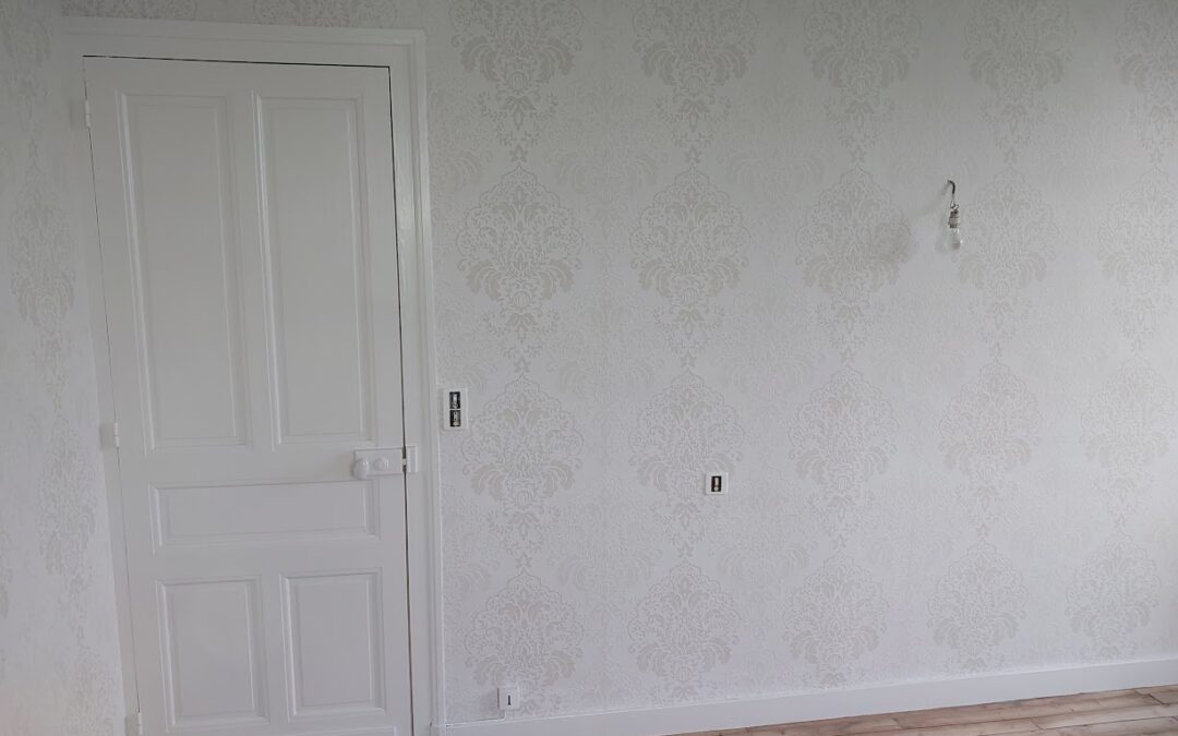 Travaux de Rénovation: Peinture + Tapisserie d&rsquo;une Chambre avec Cheminée d&rsquo;Angle